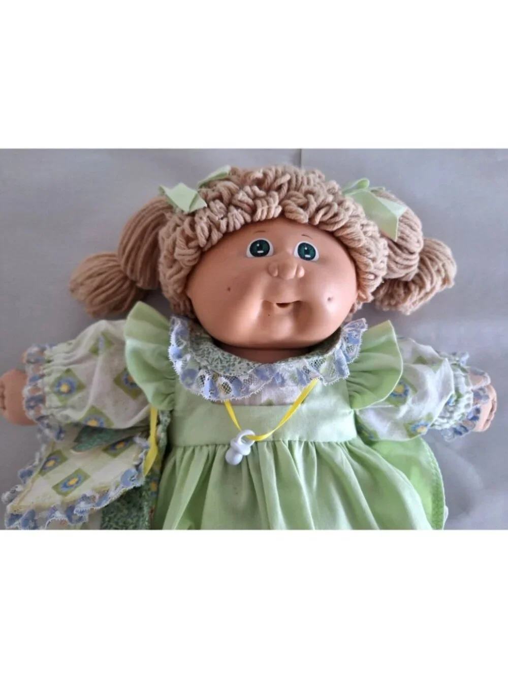 1985 Cabbage Patch Kid PMI Green Signage Tan Hair Blue Eyes +Scarlet Thread Card